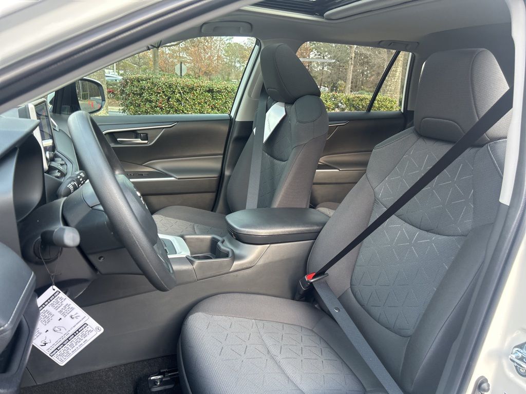 2025 Toyota RAV4 XLE photo 3
