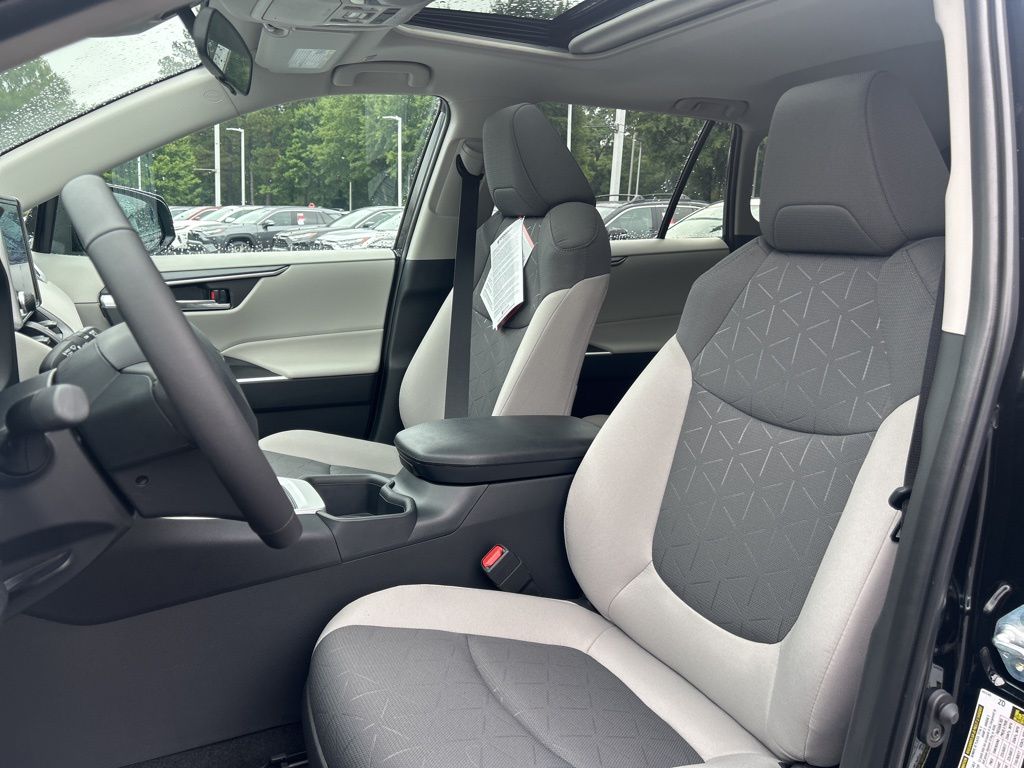2025 Toyota RAV4 Hybrid XLE photo 3