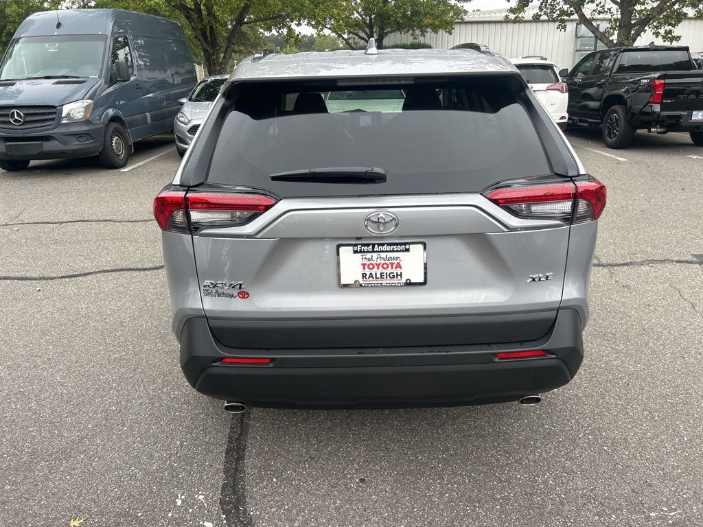2025 Toyota RAV4 XLE photo 4