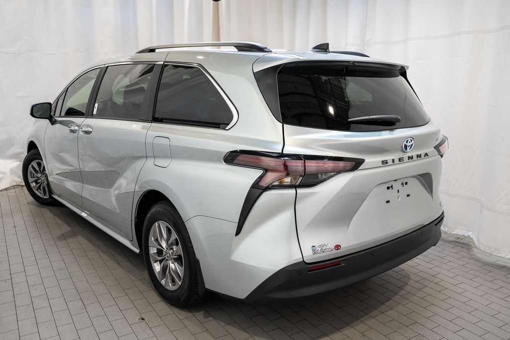 2025 Toyota Sienna XLE photo 4
