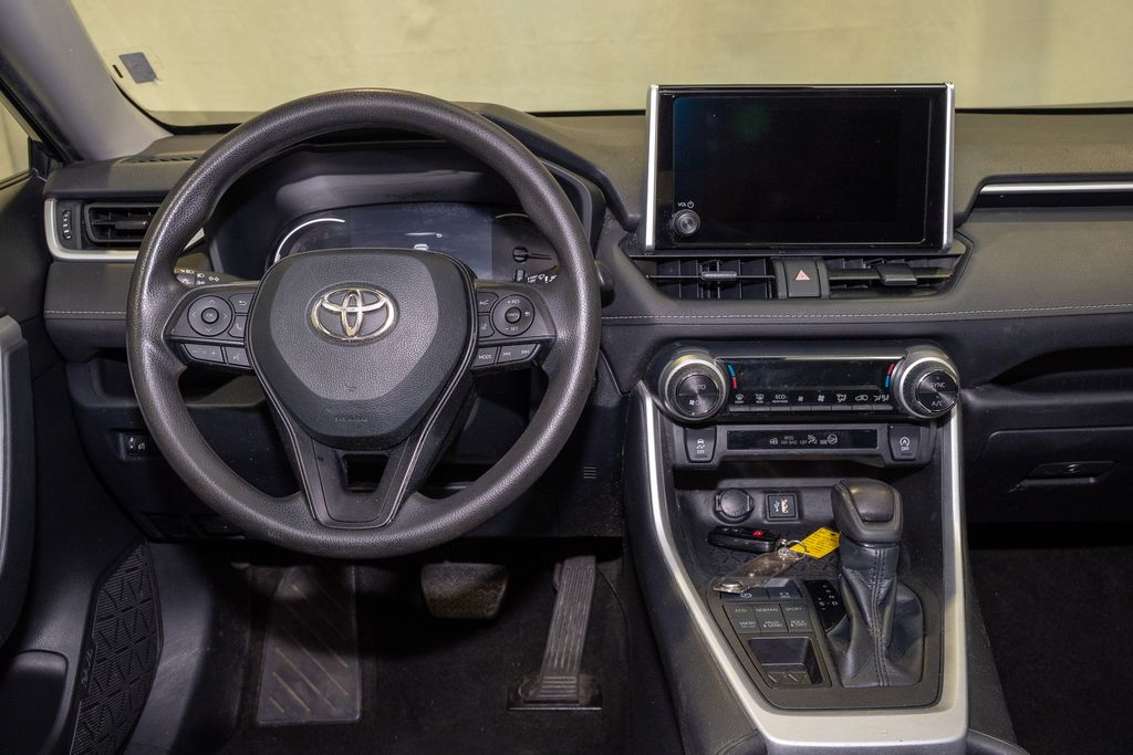 2023 Toyota RAV4 XLE photo 2