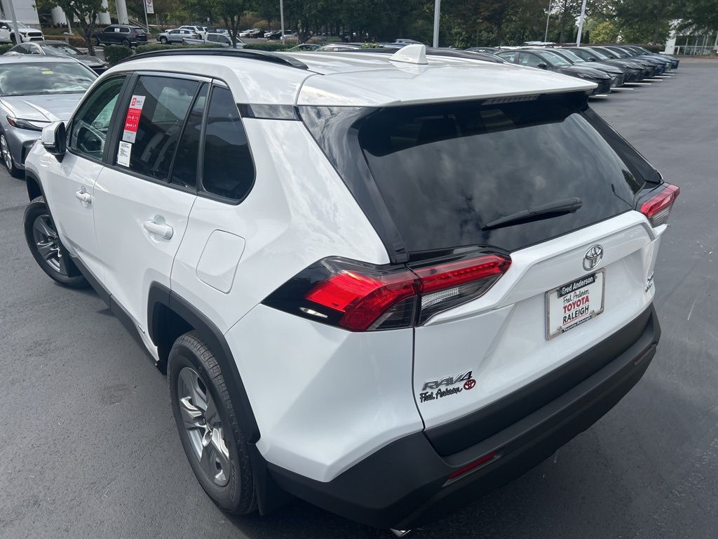 2025 Toyota RAV4 Hybrid XLE photo 3