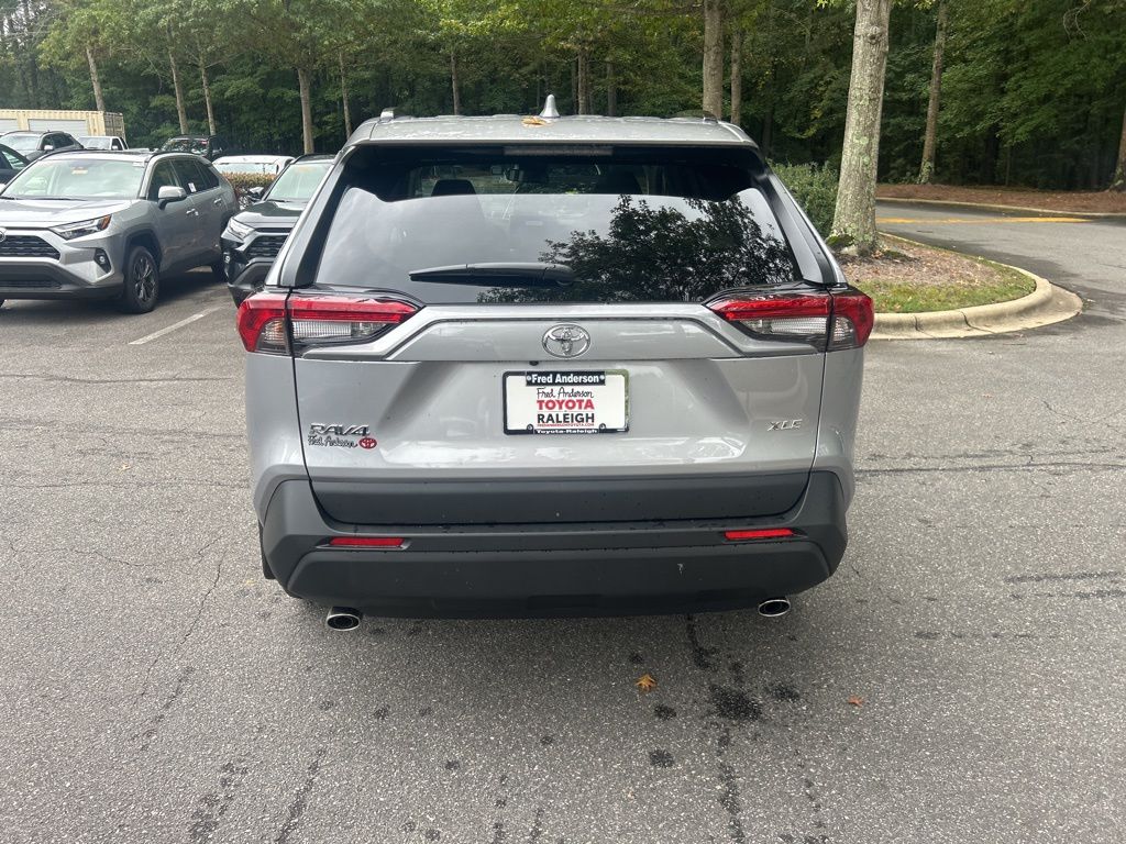 2025 Toyota RAV4 XLE photo 4