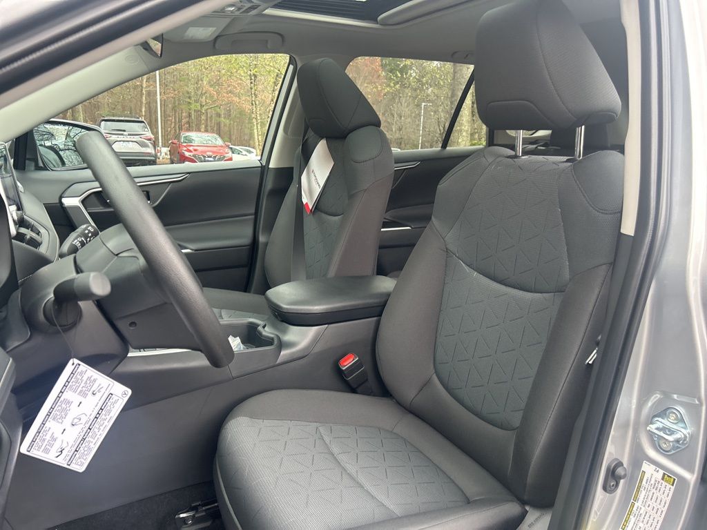 2025 Toyota RAV4 XLE photo 3