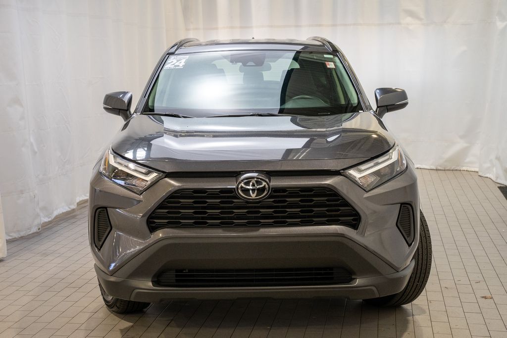 2024 Toyota RAV4 XLE photo 3