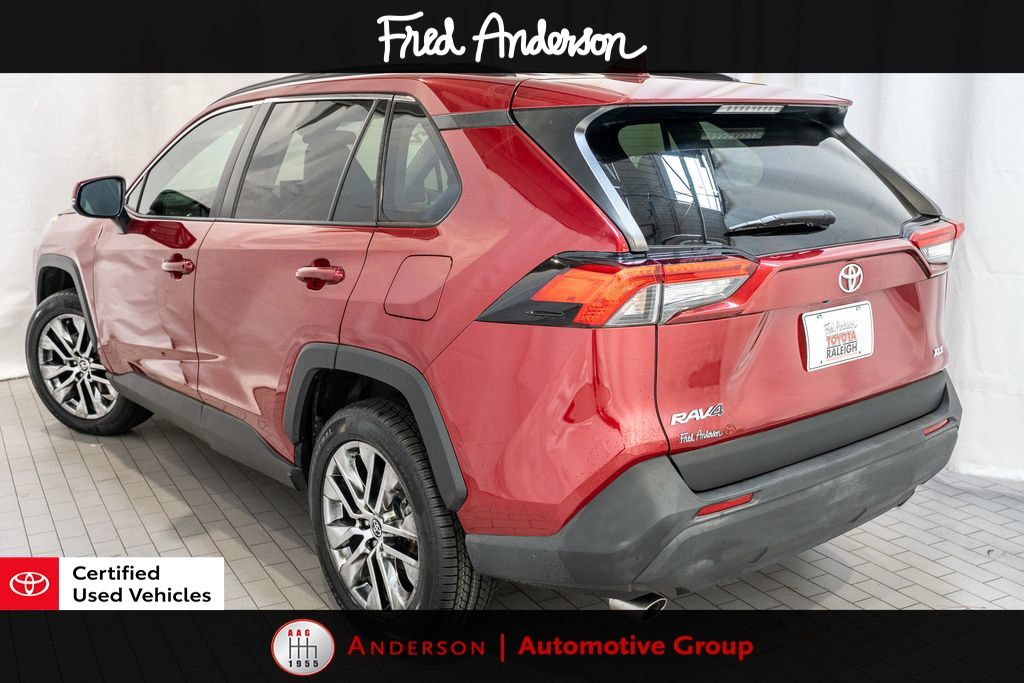 2021 Toyota RAV4 XLE Premium photo 4