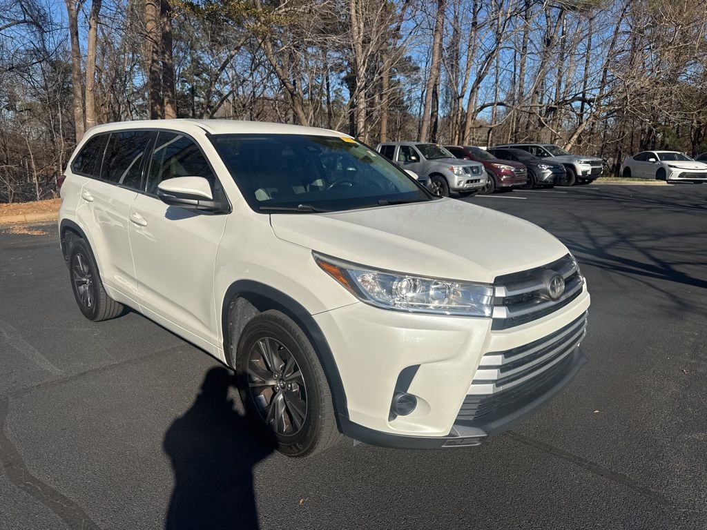 2017 Toyota Highlander LE's photo