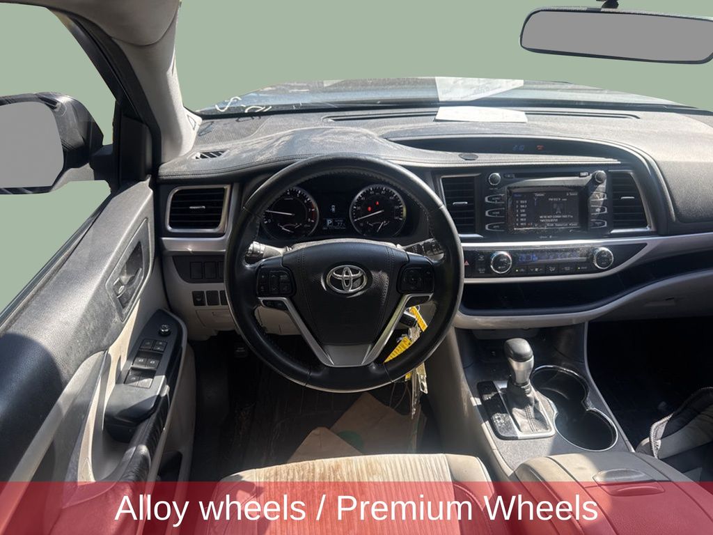 2015 Toyota Highlander LE Plus photo 2