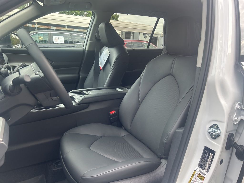 2026 Toyota Grand Highlander XLE photo 3