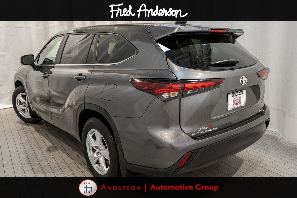 2024 Toyota Highlander LE photo 4
