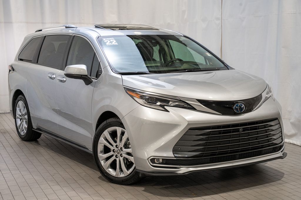 2022 Toyota Sienna Platinum's photo