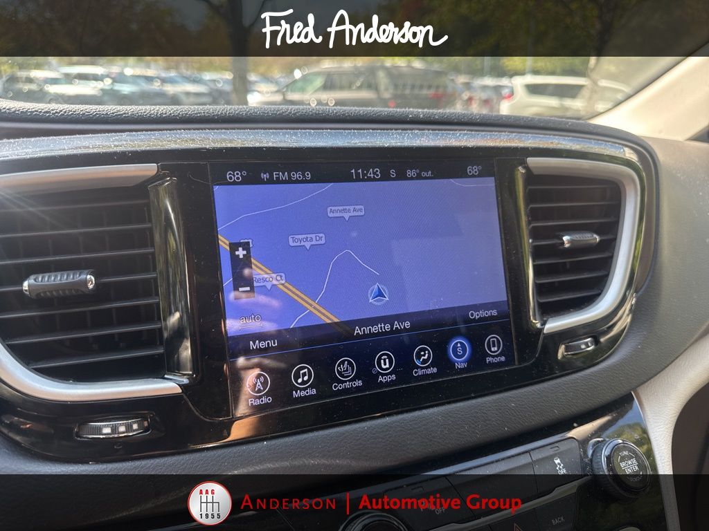 2017 Chrysler Pacifica Touring L photo 4
