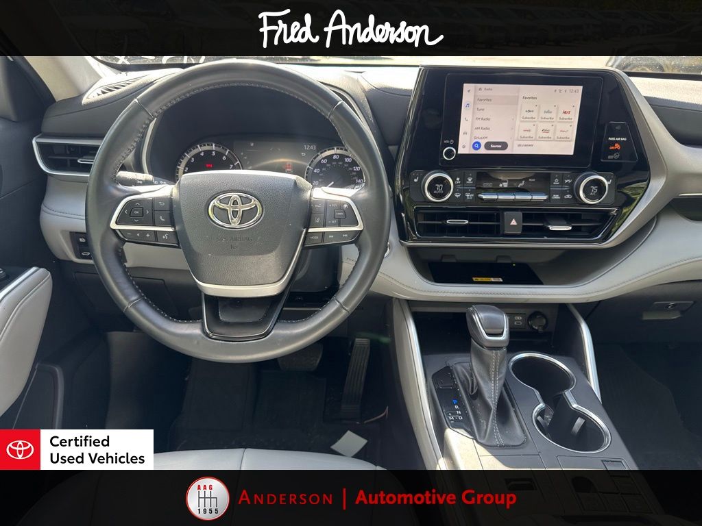 2023 Toyota Highlander XLE photo 2