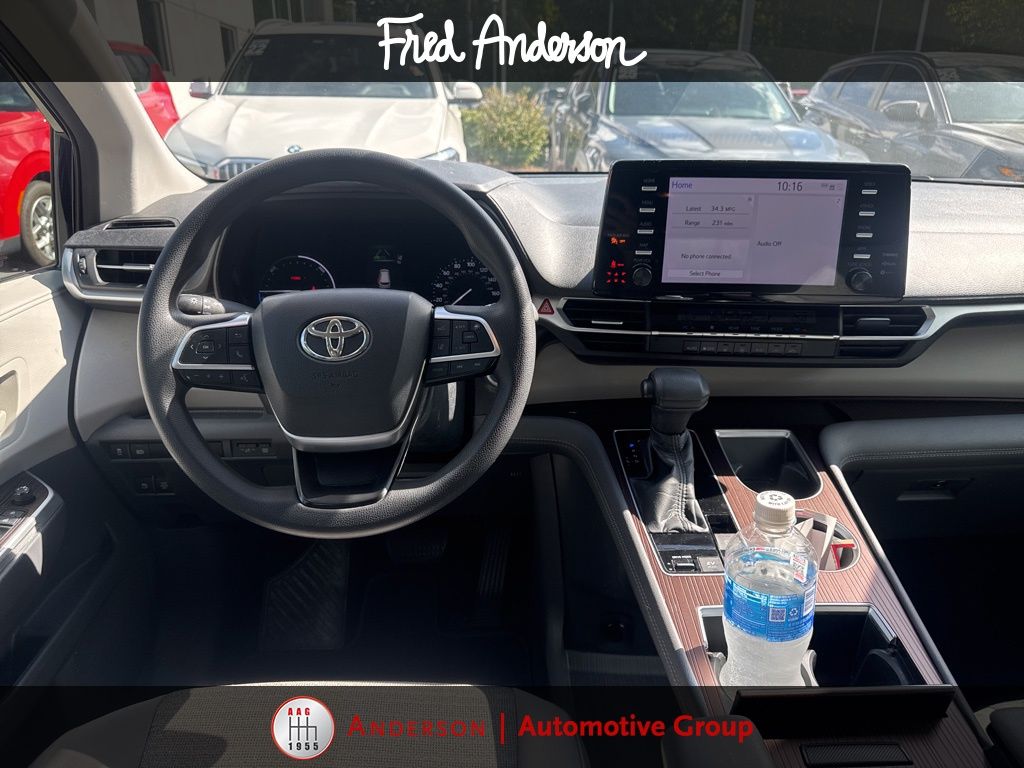 2021 Toyota Sienna LE photo 2