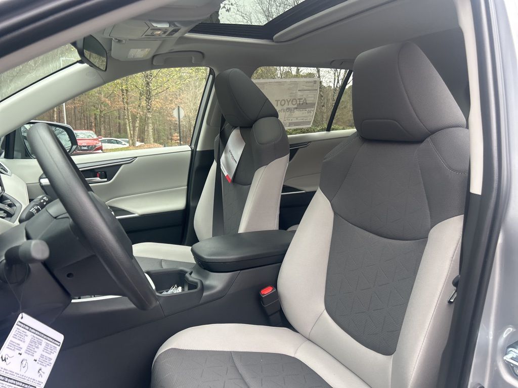2025 Toyota RAV4 XLE photo 3