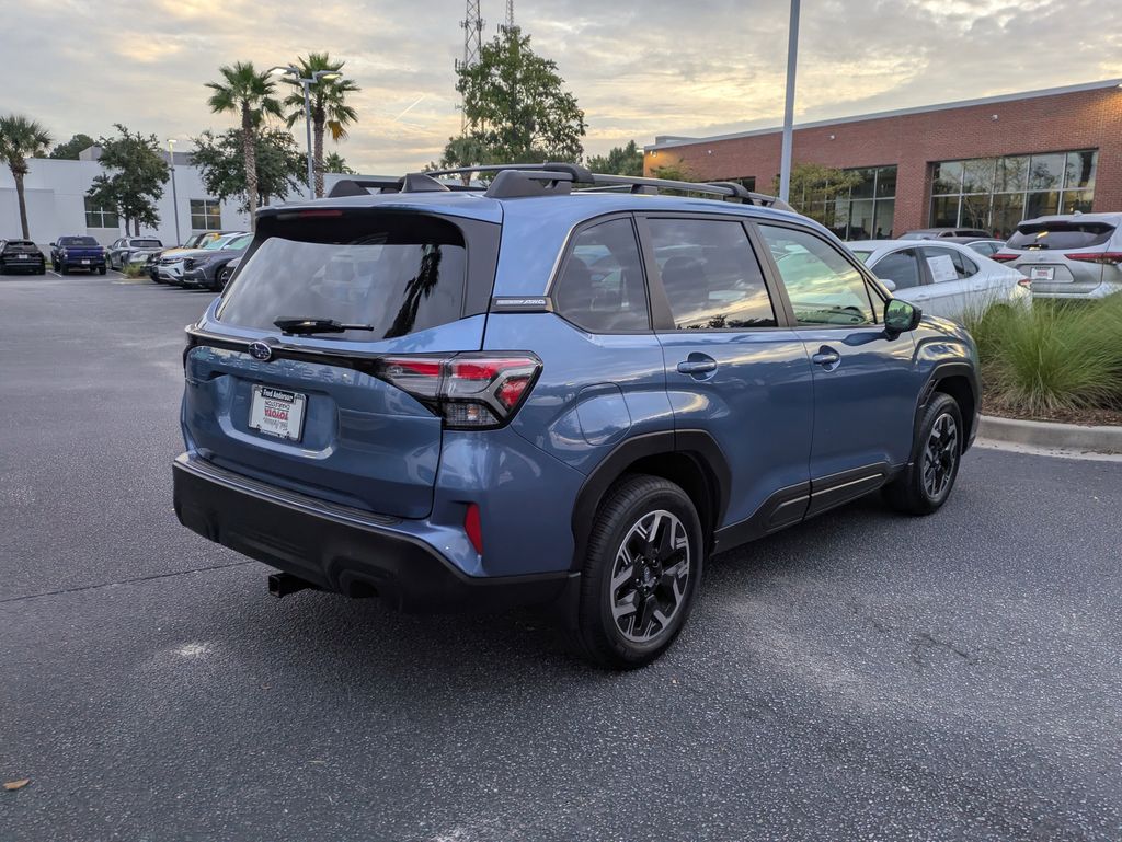 2025 Subaru Forester Premium photo 4