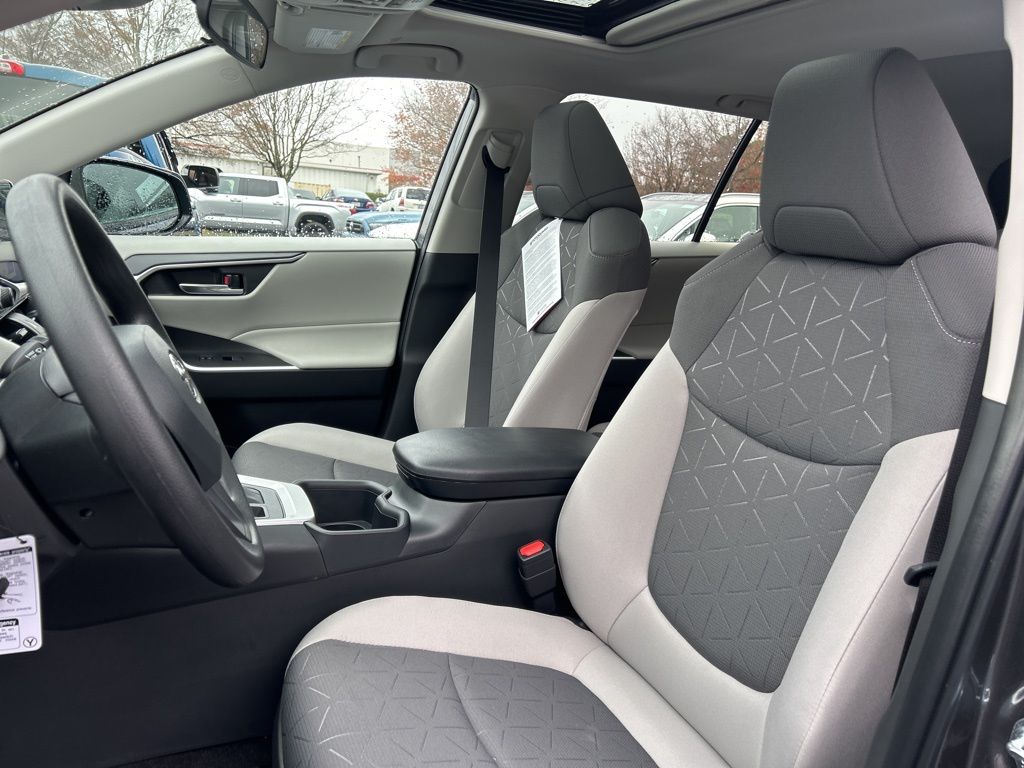 2025 Toyota RAV4 XLE photo 3