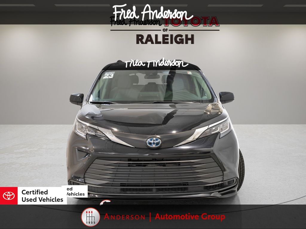 2023 Toyota Sienna LE photo 3