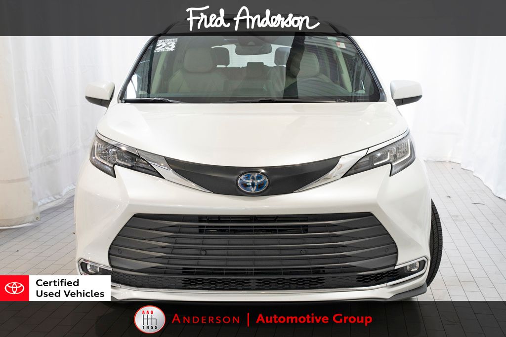 2023 Toyota Sienna XLE photo 3
