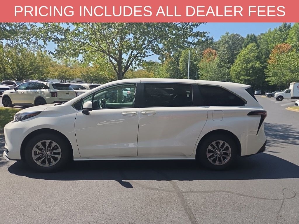 Used 2024 Toyota Sienna LE Minivan/Van
