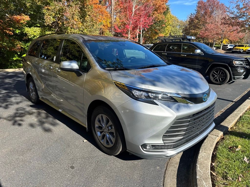 Used 2025 Toyota Sienna XLE Minivan/Van
