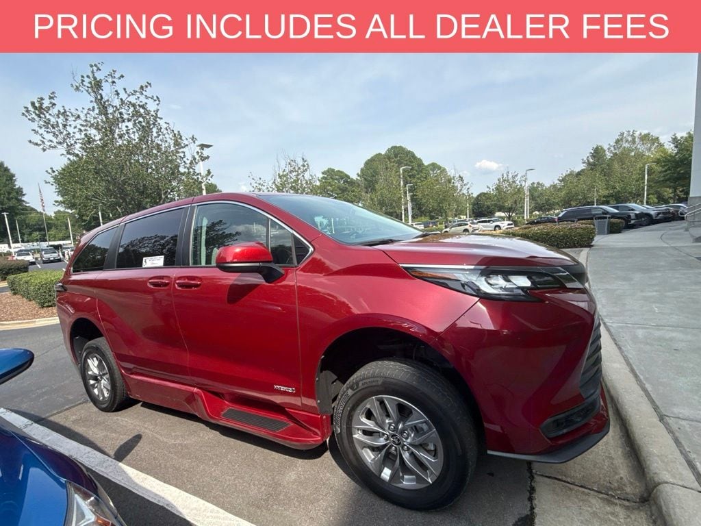 Used 2021 Toyota Sienna LE Minivan/Van