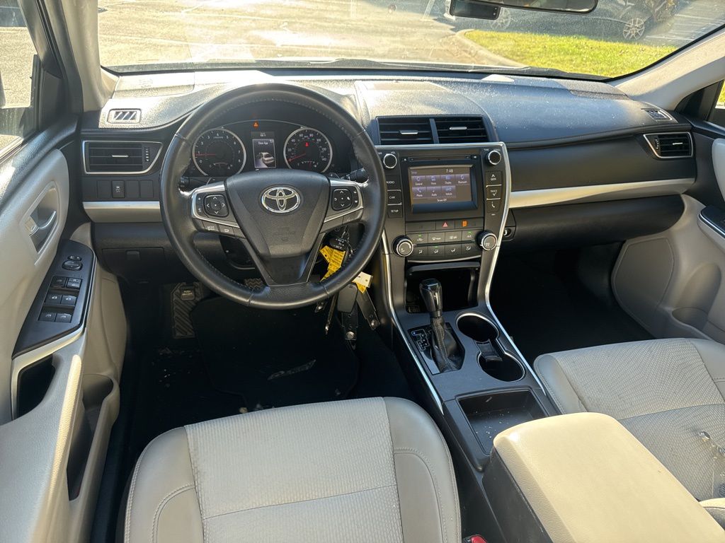 2017 Toyota Camry SE photo 2