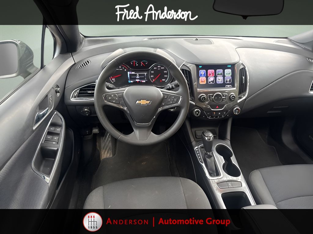 2017 Chevrolet Cruze LT photo 2