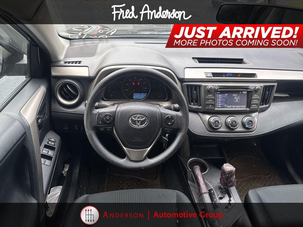 2014 Toyota RAV4 LE photo 2