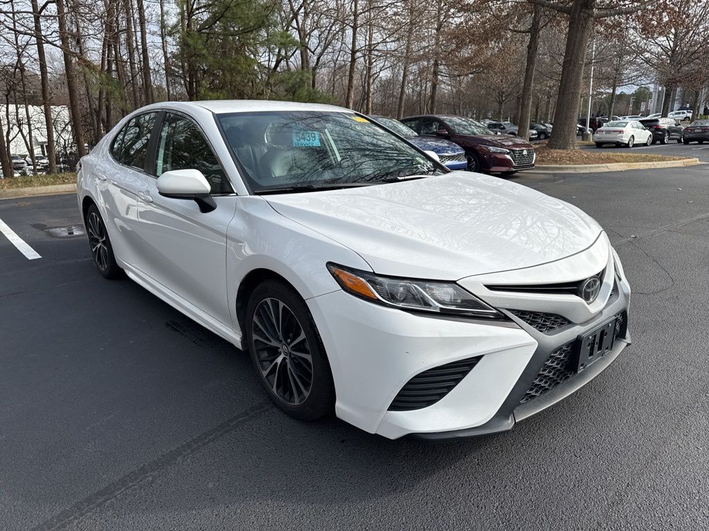 2019 Toyota Camry SE's photo