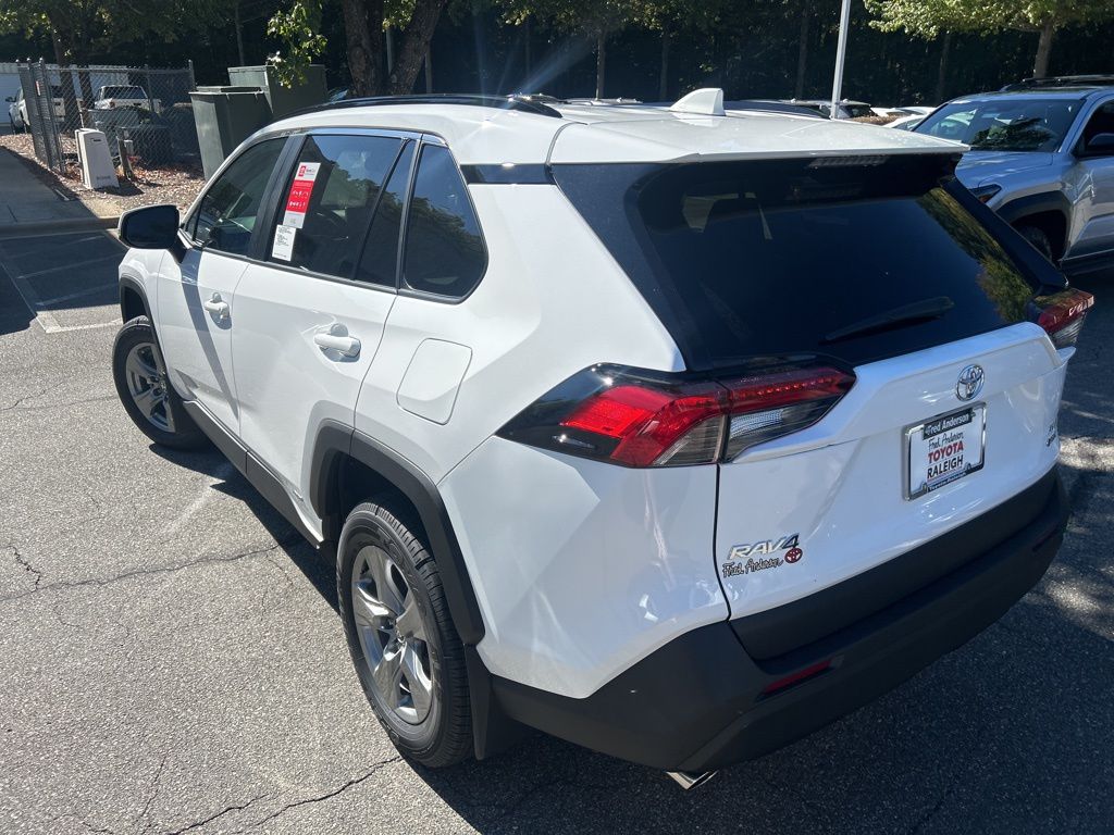 2025 Toyota RAV4 Hybrid XLE photo 3