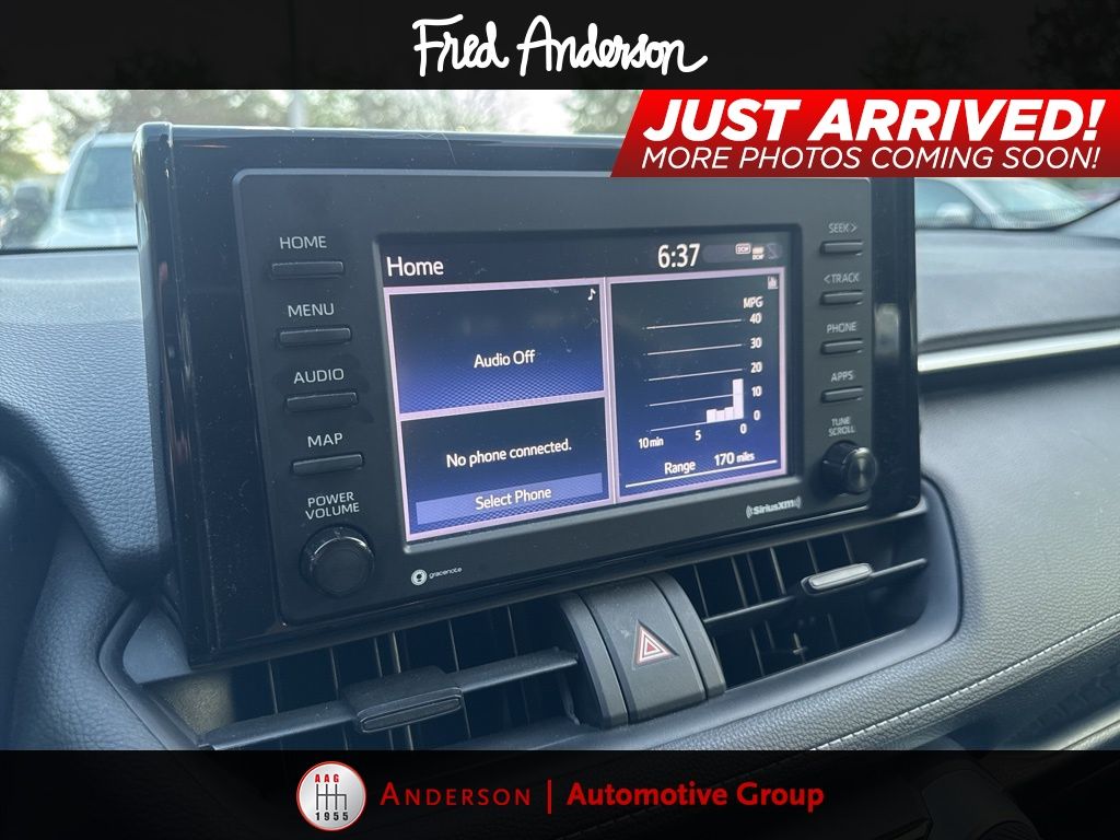 2020 Toyota RAV4 LE photo 3