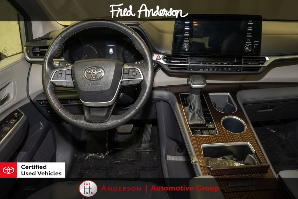 2024 Toyota Sienna XLE photo 2