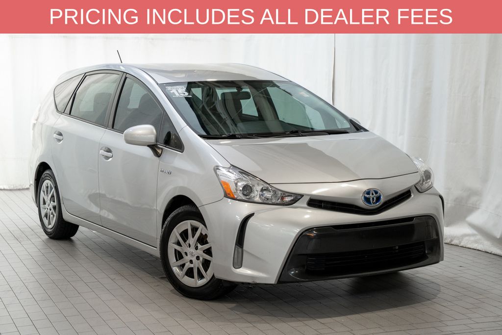 2015 Toyota Prius v Three's photo