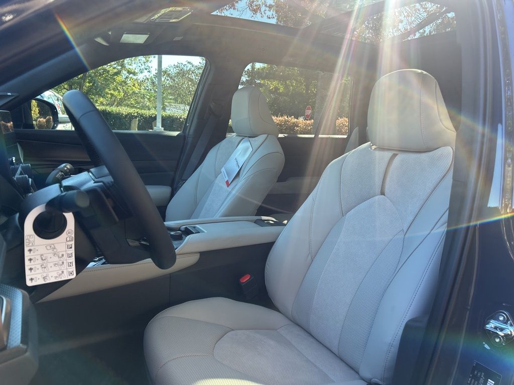 2026 Toyota Highlander Hybrid Limited photo 3