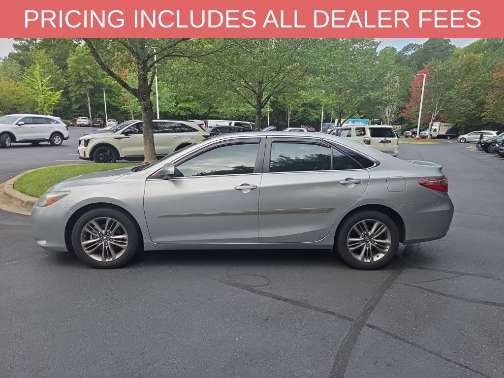 Used 2016 Toyota Camry SE Sedan