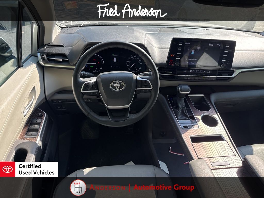 2024 Toyota Sienna XLE photo 2