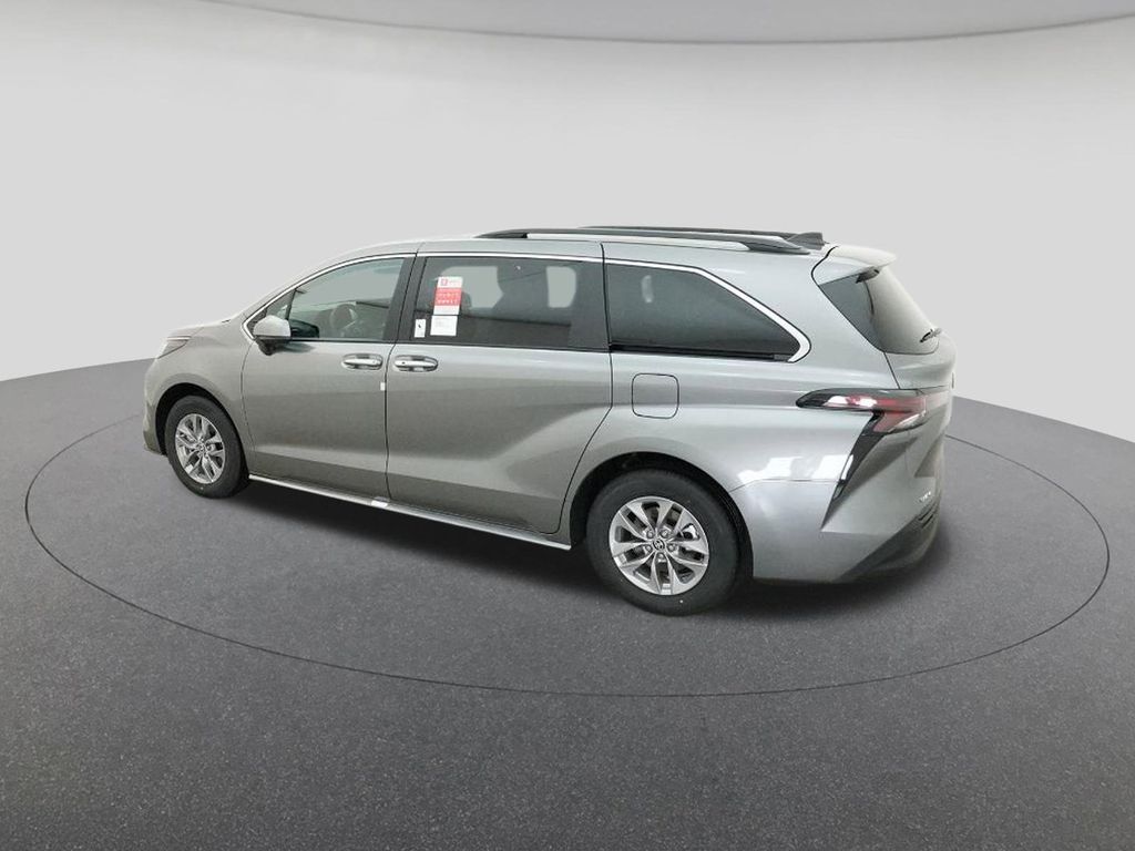 2026 Toyota Sienna XLE photo 4