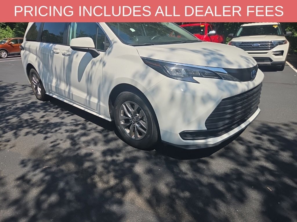Used 2024 Toyota Sienna LE Minivan/Van