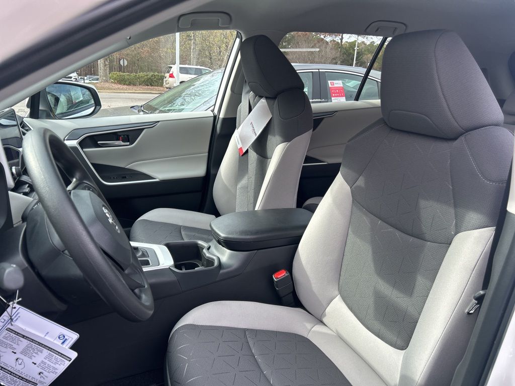 2025 Toyota RAV4 XLE photo 3