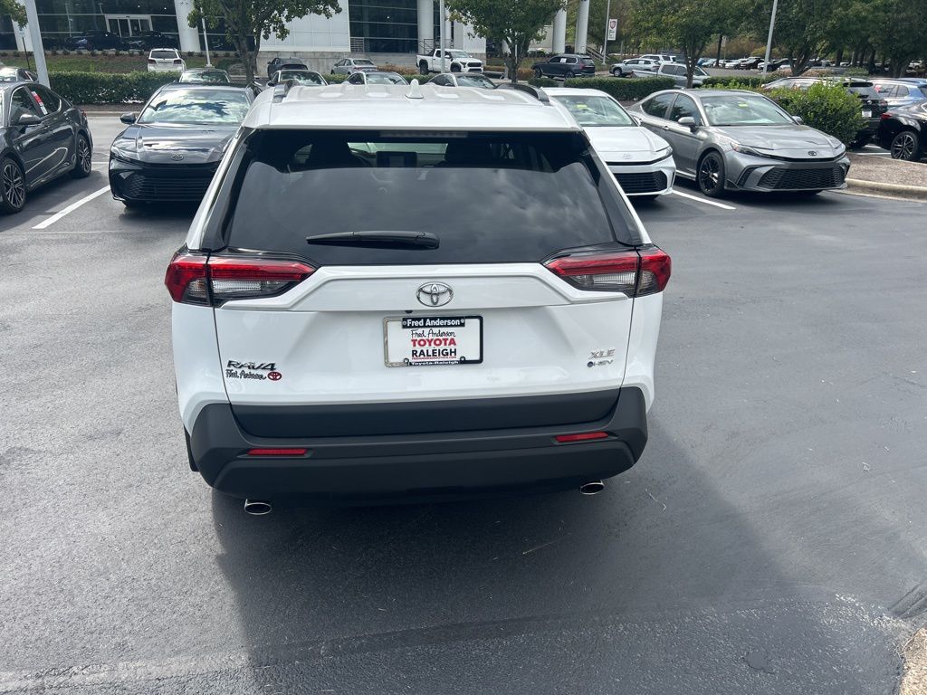 2025 Toyota RAV4 Hybrid XLE photo 4