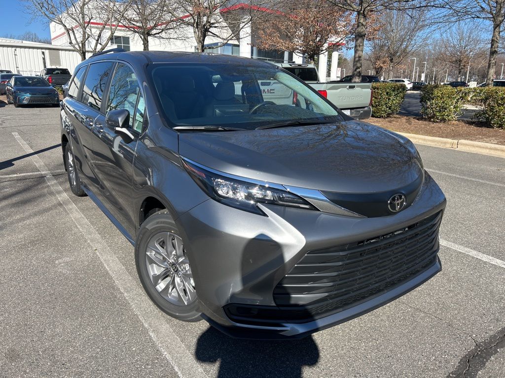 2026 Toyota Sienna LE's photo