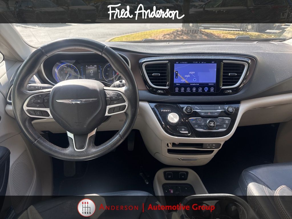 2017 Chrysler Pacifica Touring L photo 2