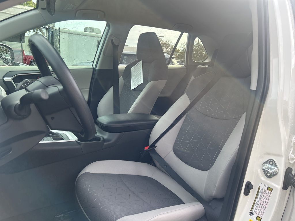 2025 Toyota RAV4 XLE photo 3