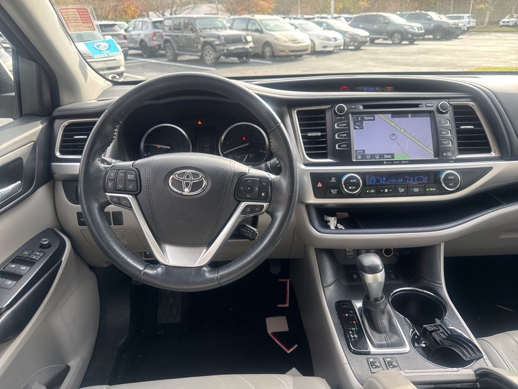 2017 Toyota Highlander XLE photo 2
