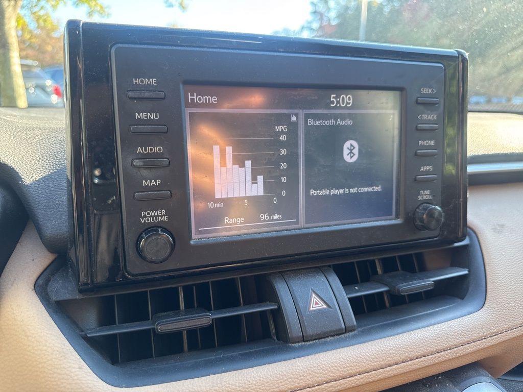 2019 Toyota RAV4 LE photo 4