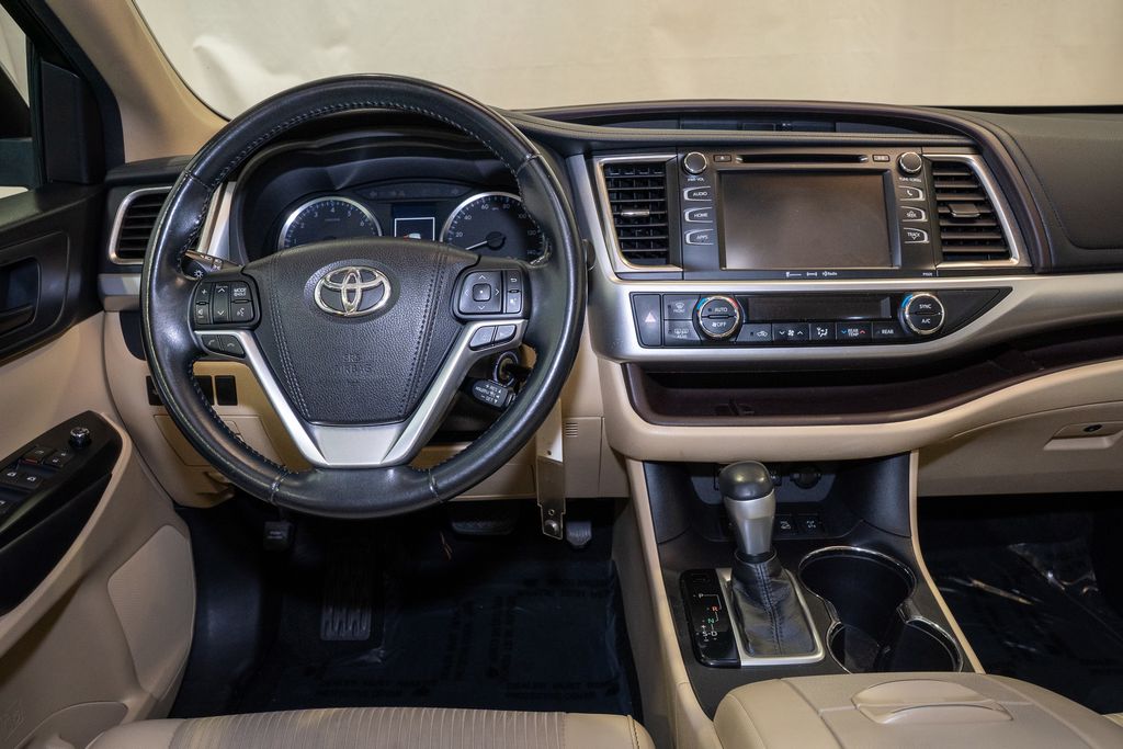2017 Toyota Highlander LE Plus photo 2
