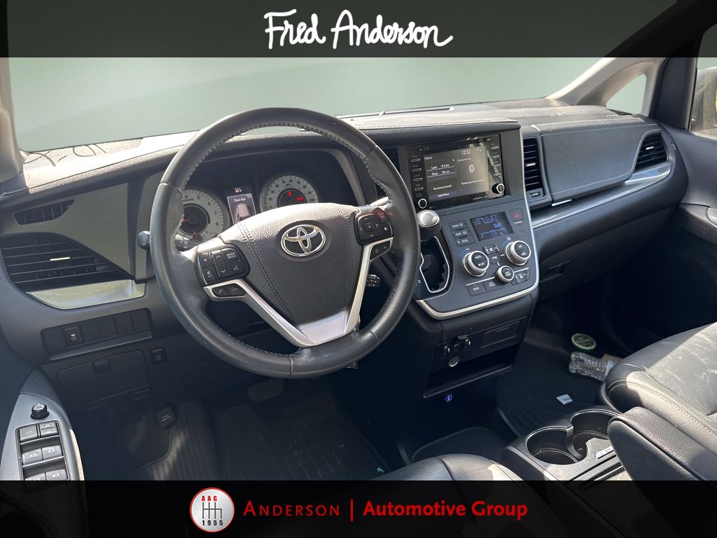 2020 Toyota Sienna SE photo 2