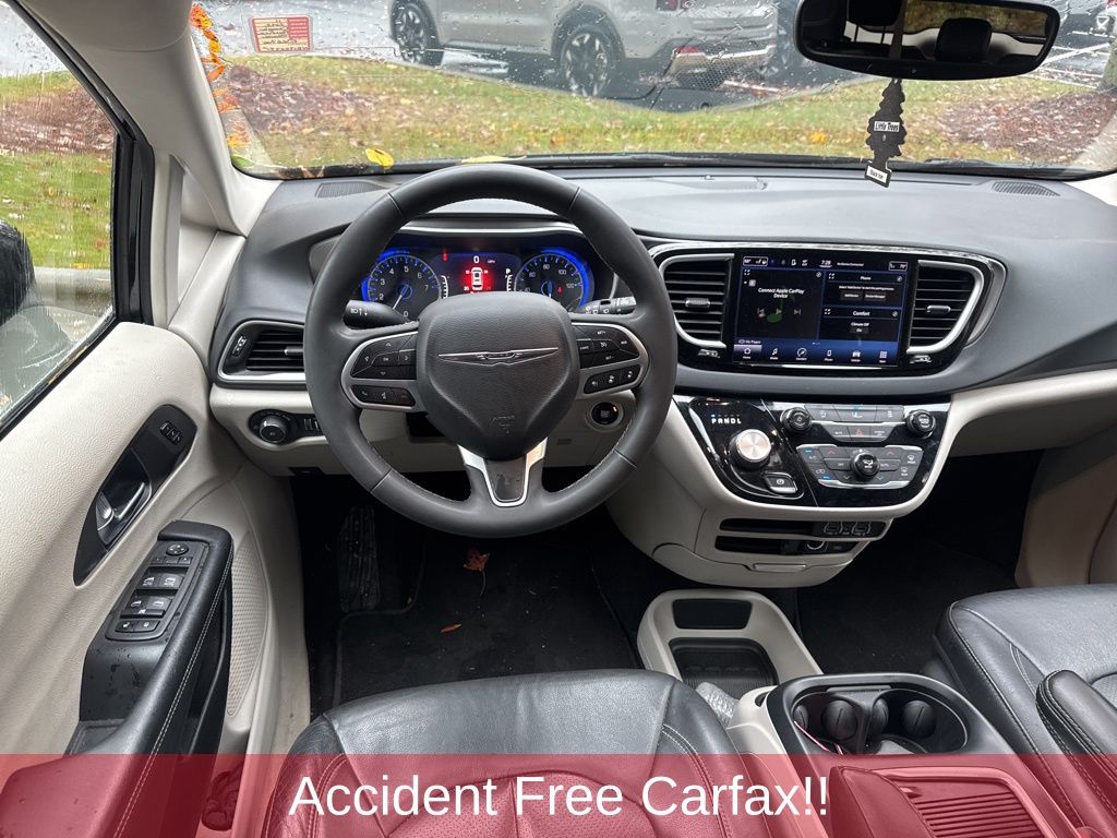 2022 Chrysler Pacifica Touring L photo 2