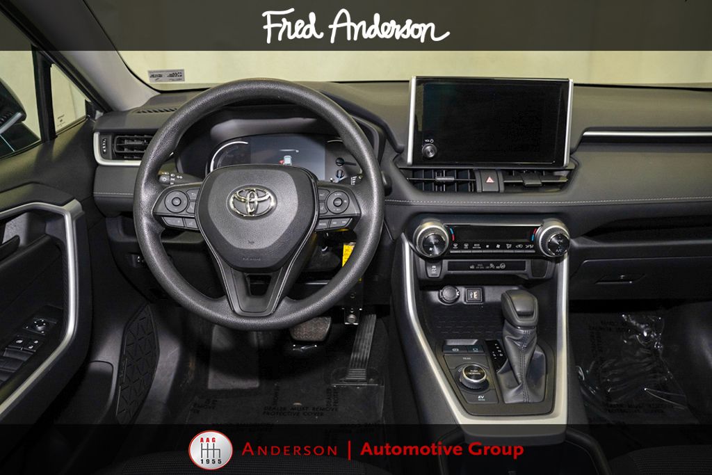 2025 Toyota RAV4 LE - Photo 6